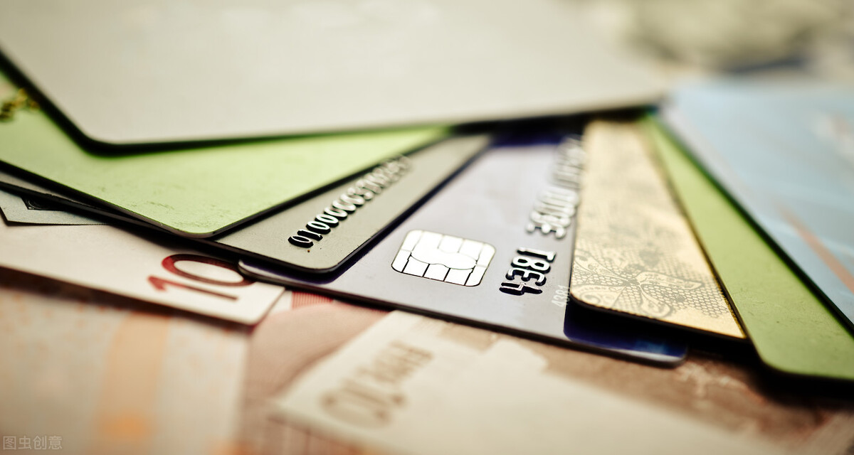 信用卡逾期多久会打电话给家人，信用卡逾期多久会被起诉