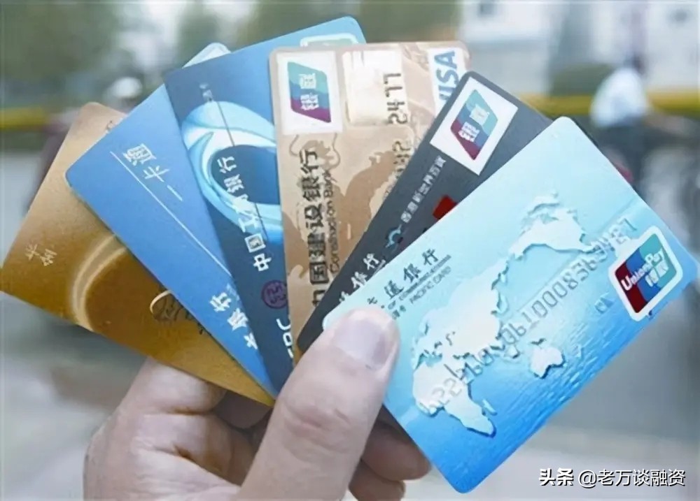 用信用卡贷款10万每个月还多少，从信用卡里贷了10万，月费率低至5厘
