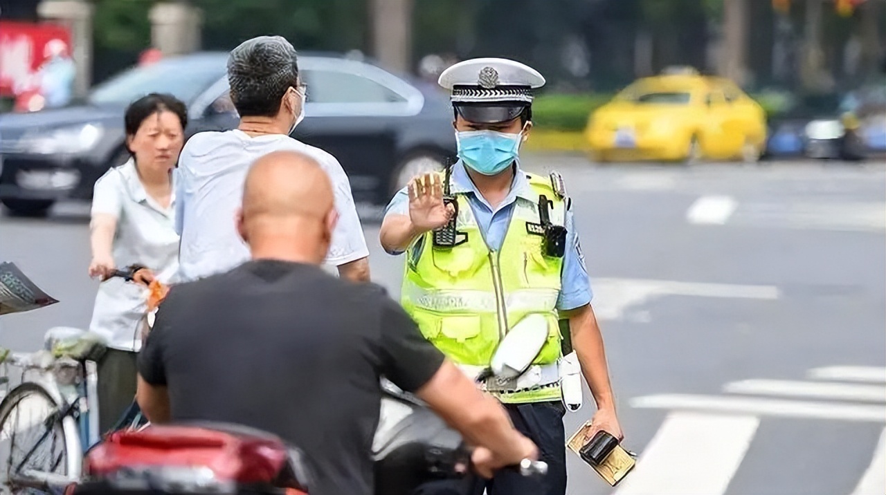 驾驶证最高年龄限制多少岁，驾驶证年龄上限由70岁调整为