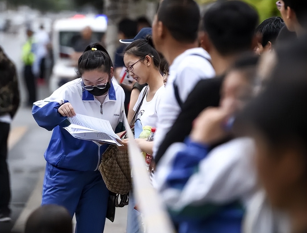 失信人女儿高考710分，高校拒绝录取？真的吗？学生高考710分被拒录，跟家长有关系，父母失信影响孩子上大学？