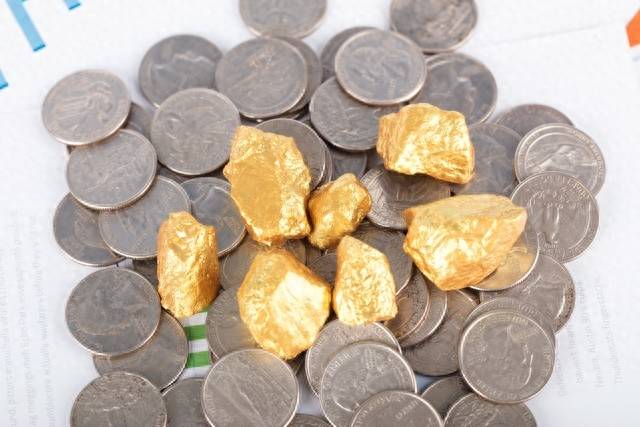 什么导致黄金股票大涨？