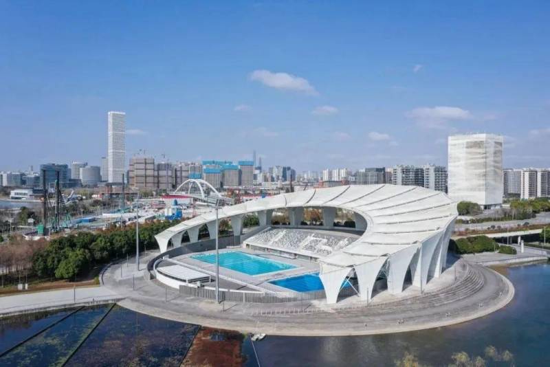上海市浦发银行东方体育中心可容纳多少人？