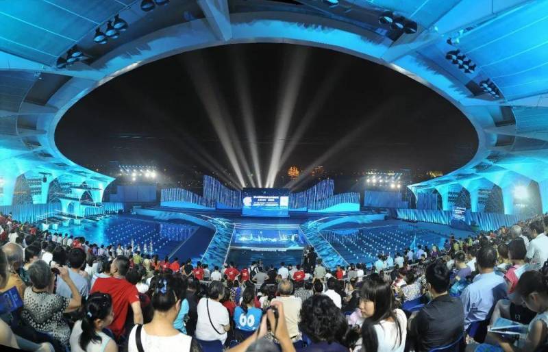 上海市浦发银行东方体育中心可容纳多少人？