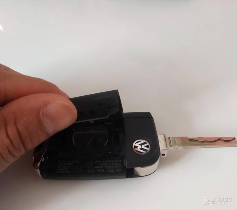 大众车钥匙怎么拆开换电池？