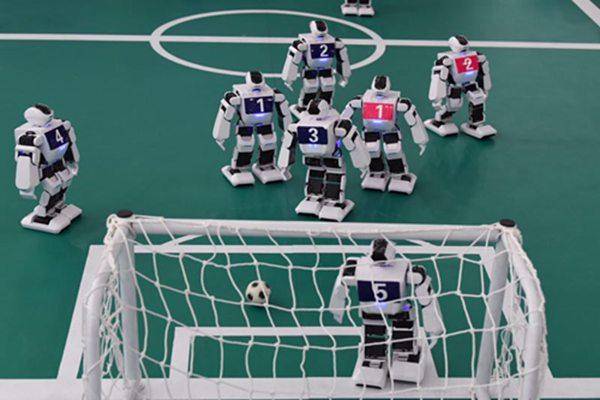 首届机器人世界杯足球赛在哪里举办？