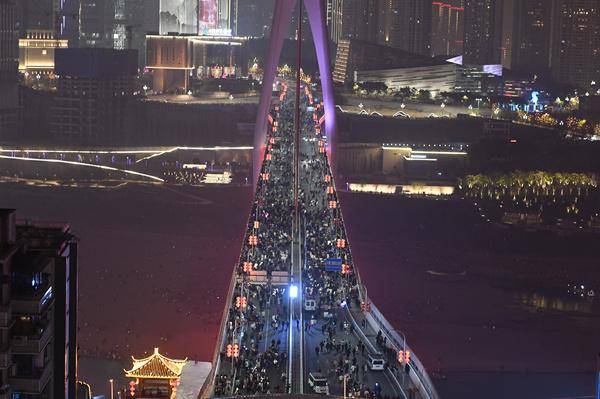 重庆再次封桥封路宠粉，市民热情不减共赏美景