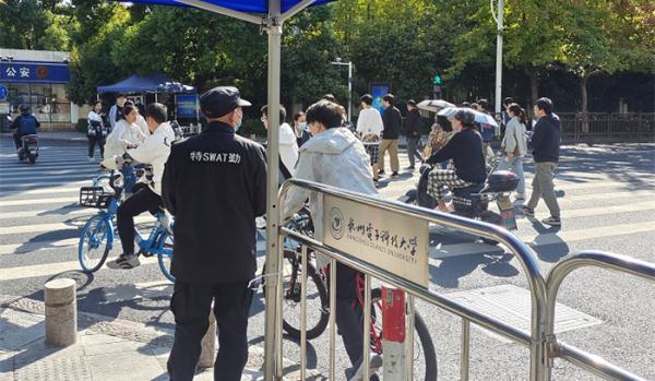 保安同学聚会装老板5年骗212万，高校保安“装富”17年，钱都给别人花了