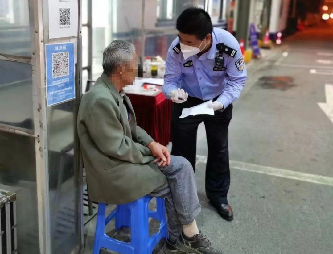 老人迷失回家路民警联系家属送回家，迷途老人忘记回家路，民警耐心核对400余条信息